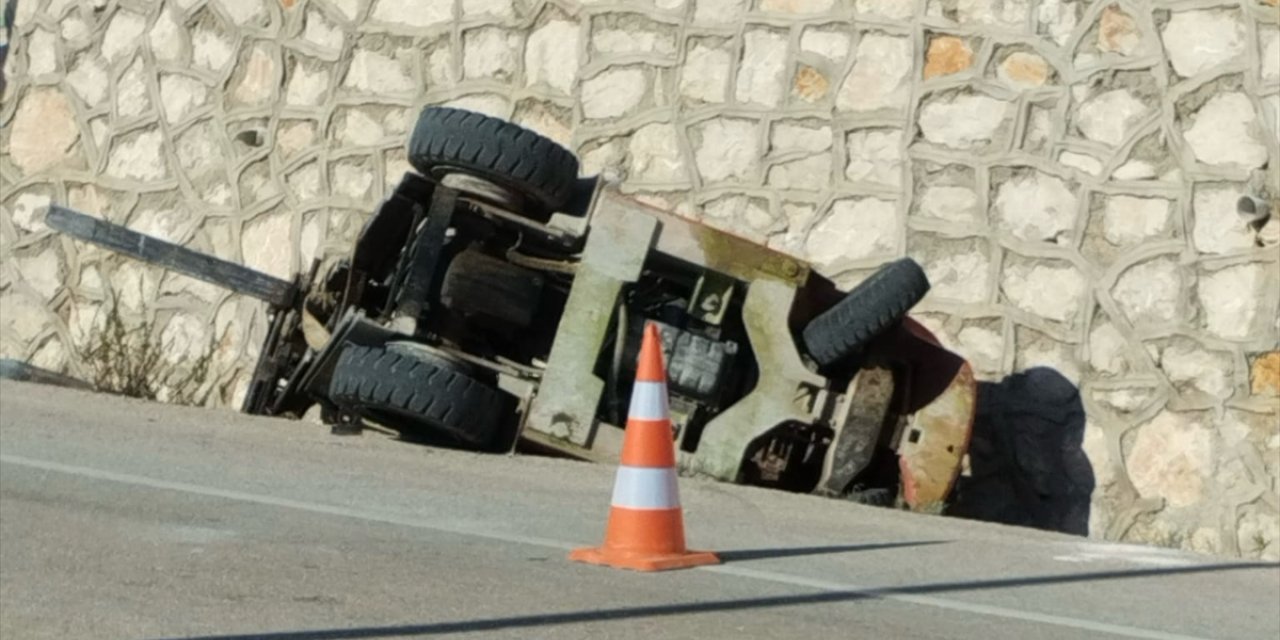 Antalya'da devrilen forkliftin altında kalan kişi hayatını kaybetti