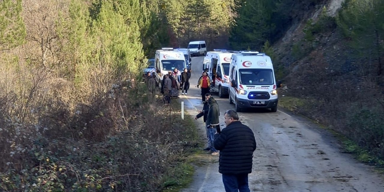 Sinop'ta ormanlık alana devrilen otomobildeki 5 kişi yaralandı