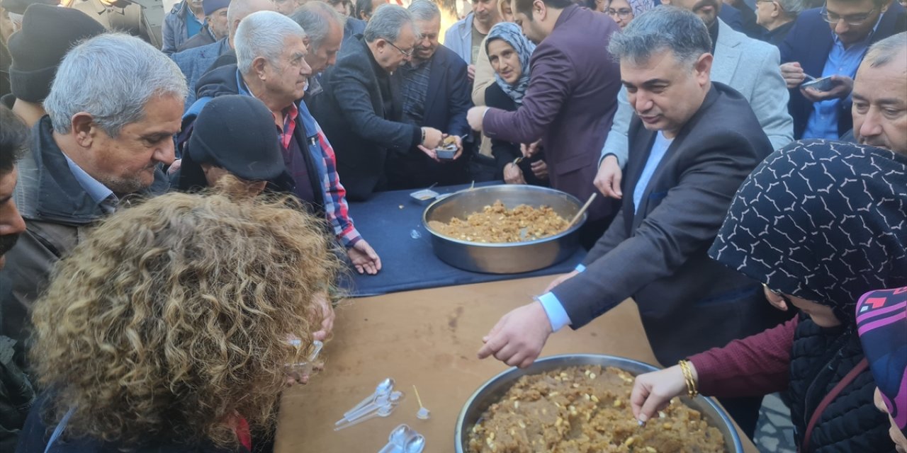 Osmaniye'de, Ferdi Tayfur için helva dağıtıldı