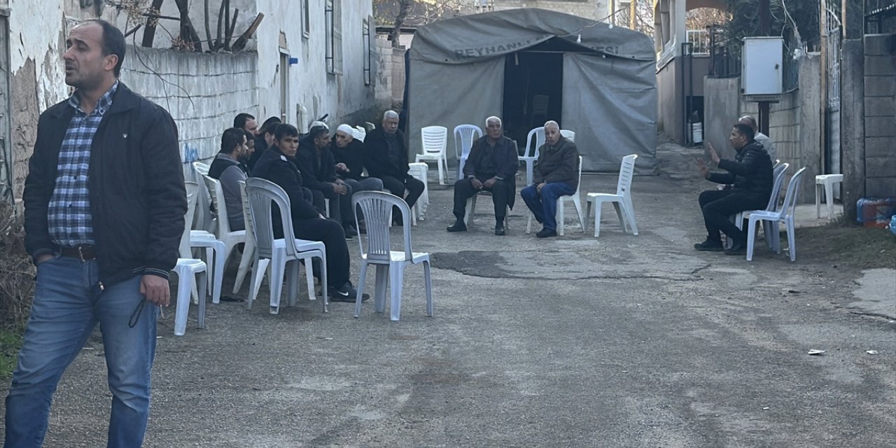 Hatay'da taziyeye gittikleri evin önünde silahlı saldırıya uğrayan 2 kişi yaralandı