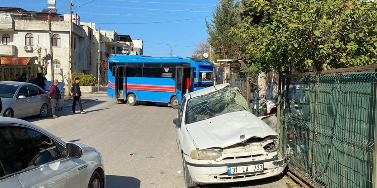 Adana'da otomobil ile halk otobüsü çarpıştı, 6 kişi yaralandı