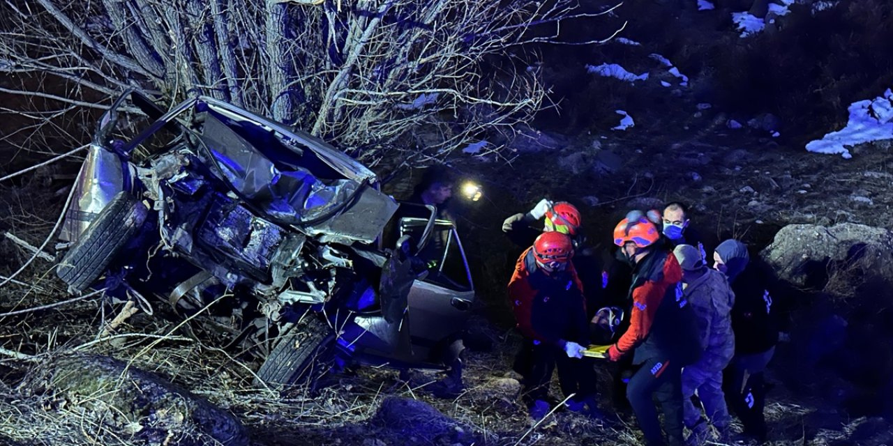 Tunceli'de devrilen otomobilde sıkışan sürücüyü AFAD ve jandarma kurtardı