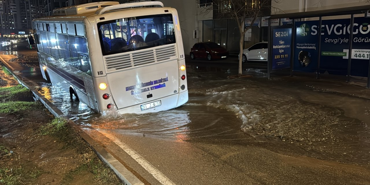 Adana'da otobüs, su borusunun patlamasıyla oluşan çukura düştü