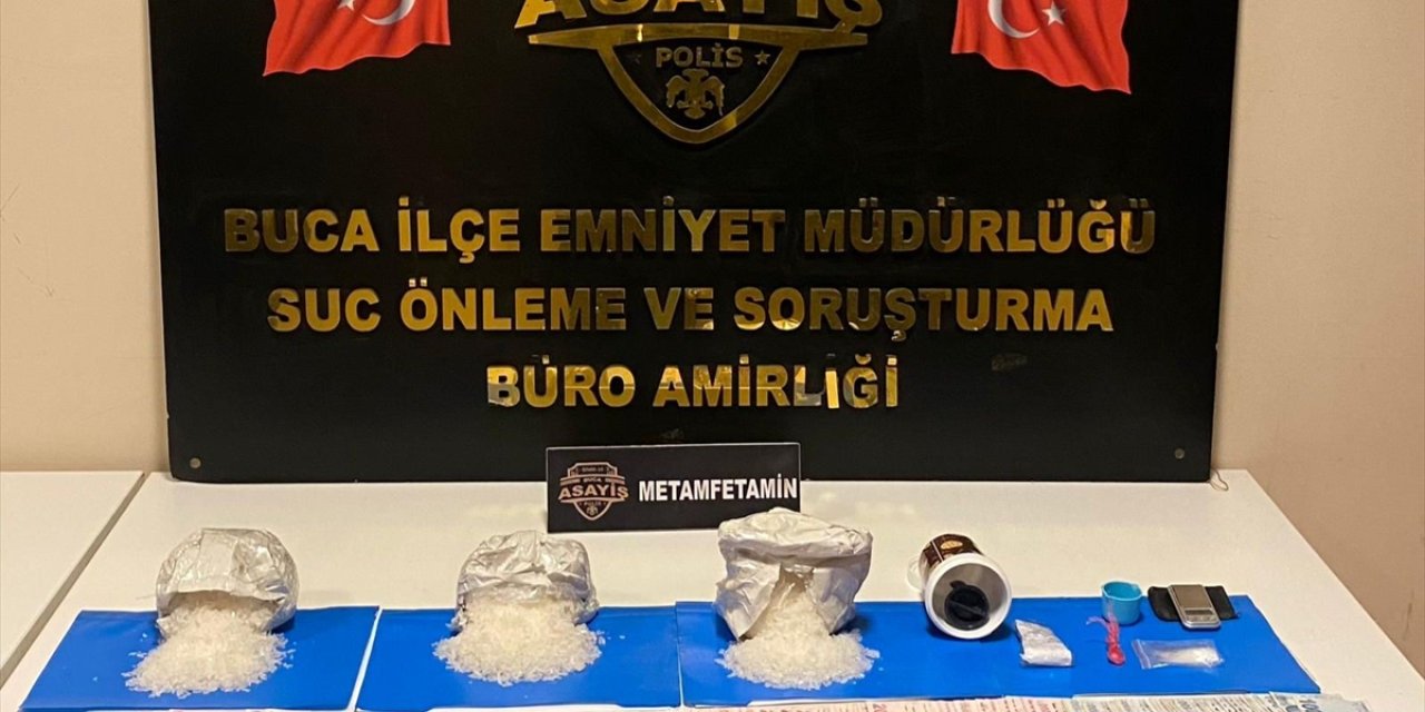 İzmir'de uyuşturucu ticareti yapan 2 şüpheli gözaltına alındı