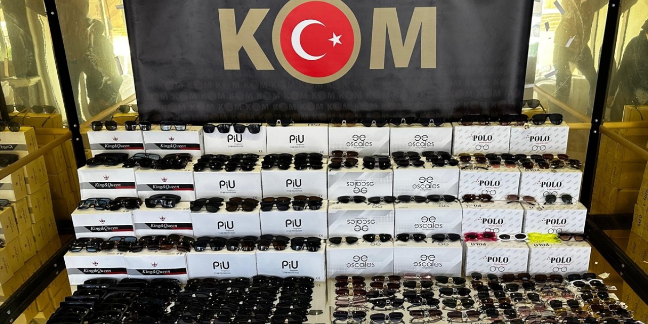 Kocaeli'de bir tırda 169 bin 680 kaçak güneş gözlüğü ele geçirildi