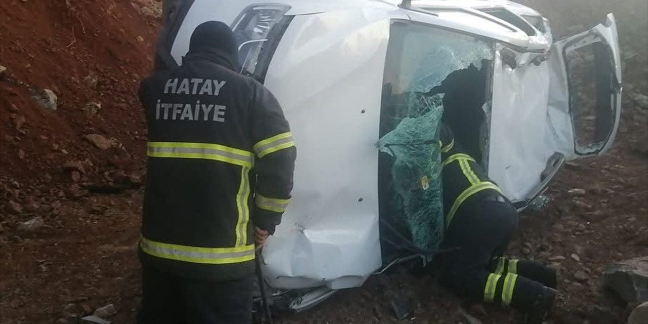 Hatay'da uçuruma yuvarlanan otomobilin sürücüsü yaralandı