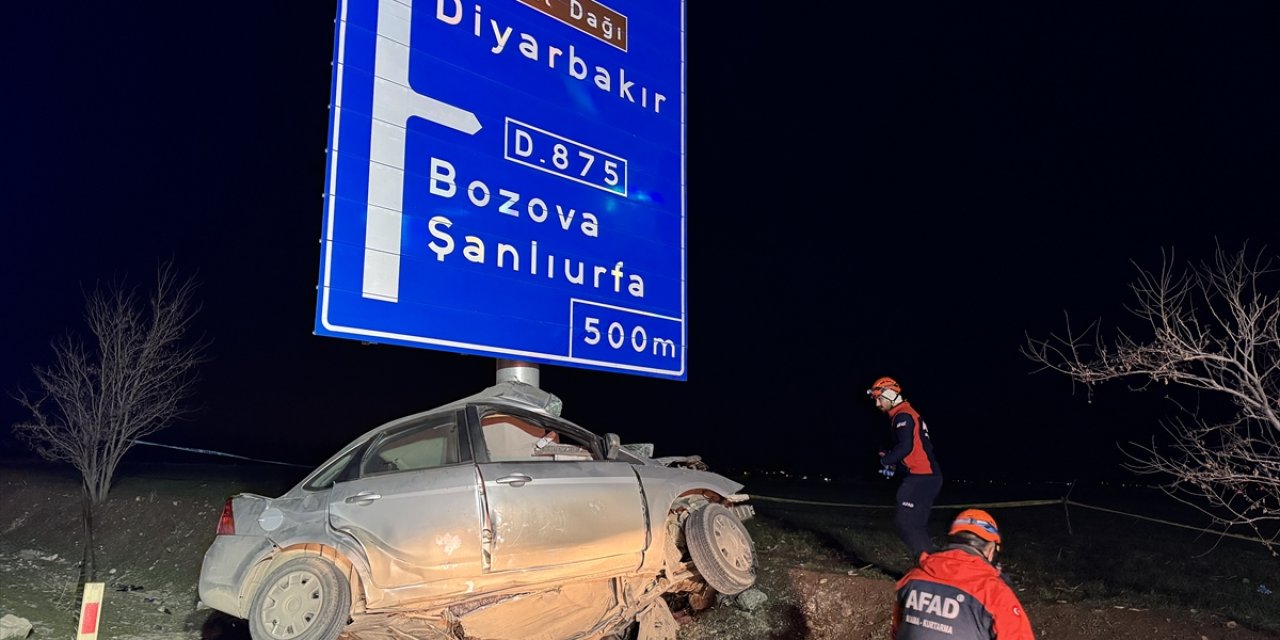 Adıyaman'da direğe çarpan otomobilin sürücüsü hayatını kaybetti