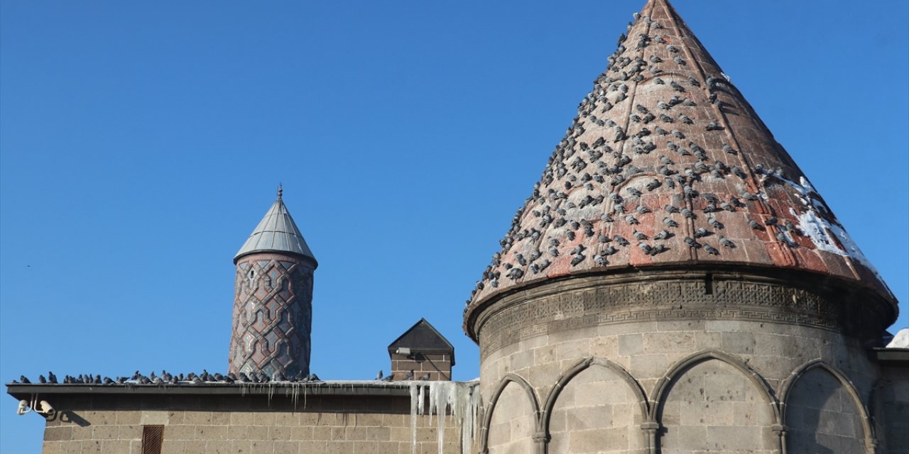 Erzurum ve Ardahan’da soğuk hava, Kars'ta kar yağışı etkili oldu