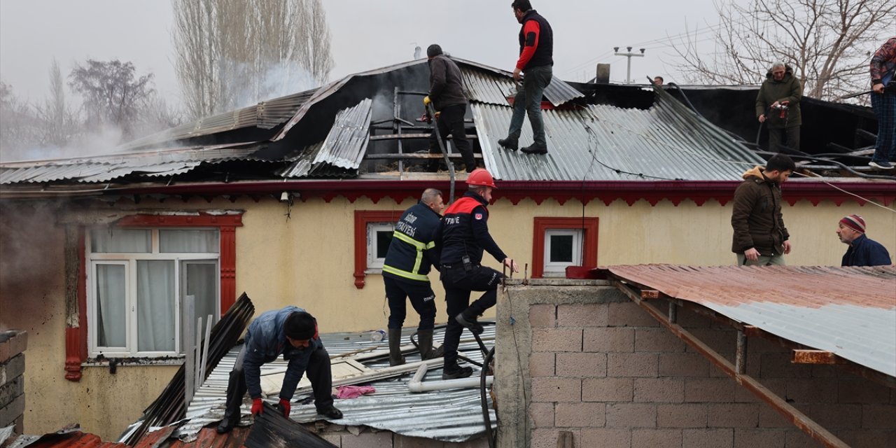 Iğdır'da bir ev ile iki ahır yanarak kullanılamaz hale geldi