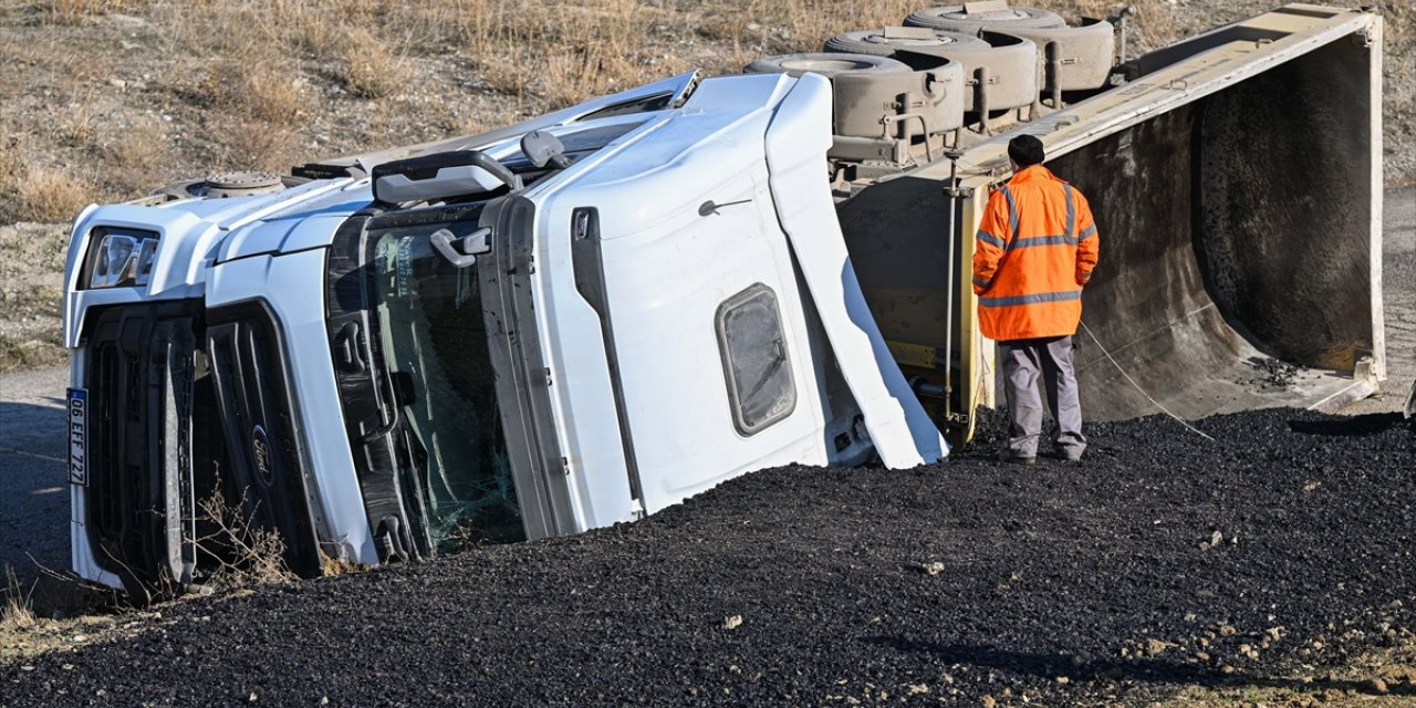 Başkentte zift yüklü kamyonun çarptığı otomobildeki 3 belediye işçisi öldü