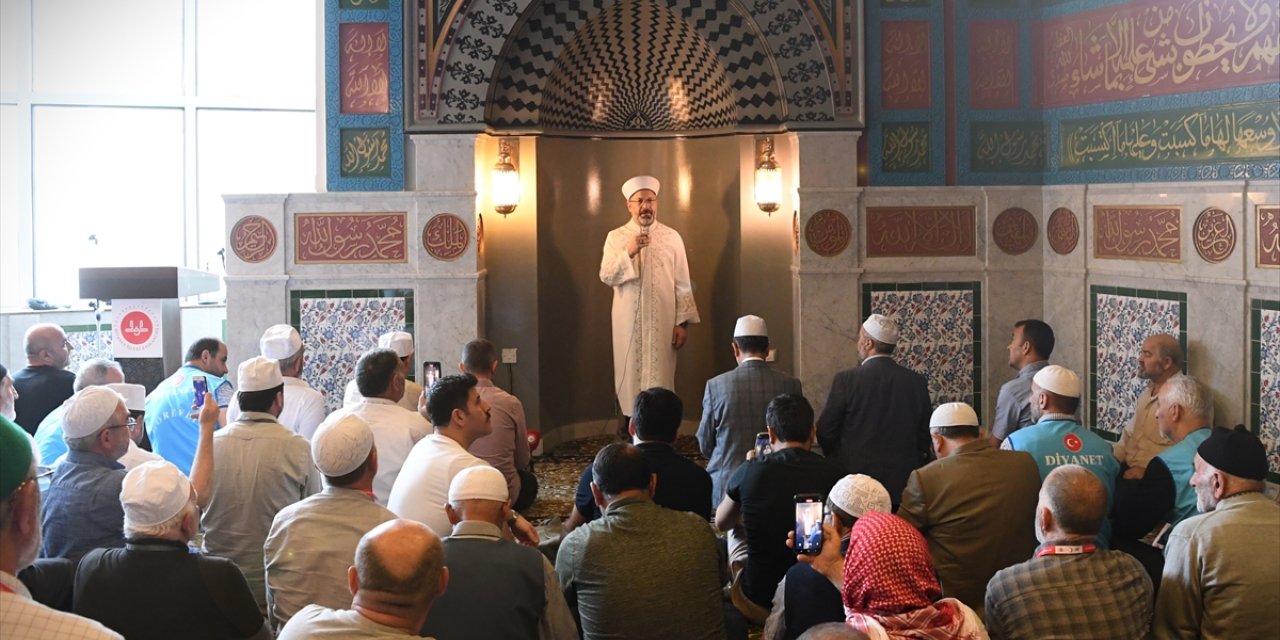 Diyanet İşleri Başkanı Erbaş, umre ziyareti için Mekke'de bulunan Türk vatandaşlarıyla buluştu: