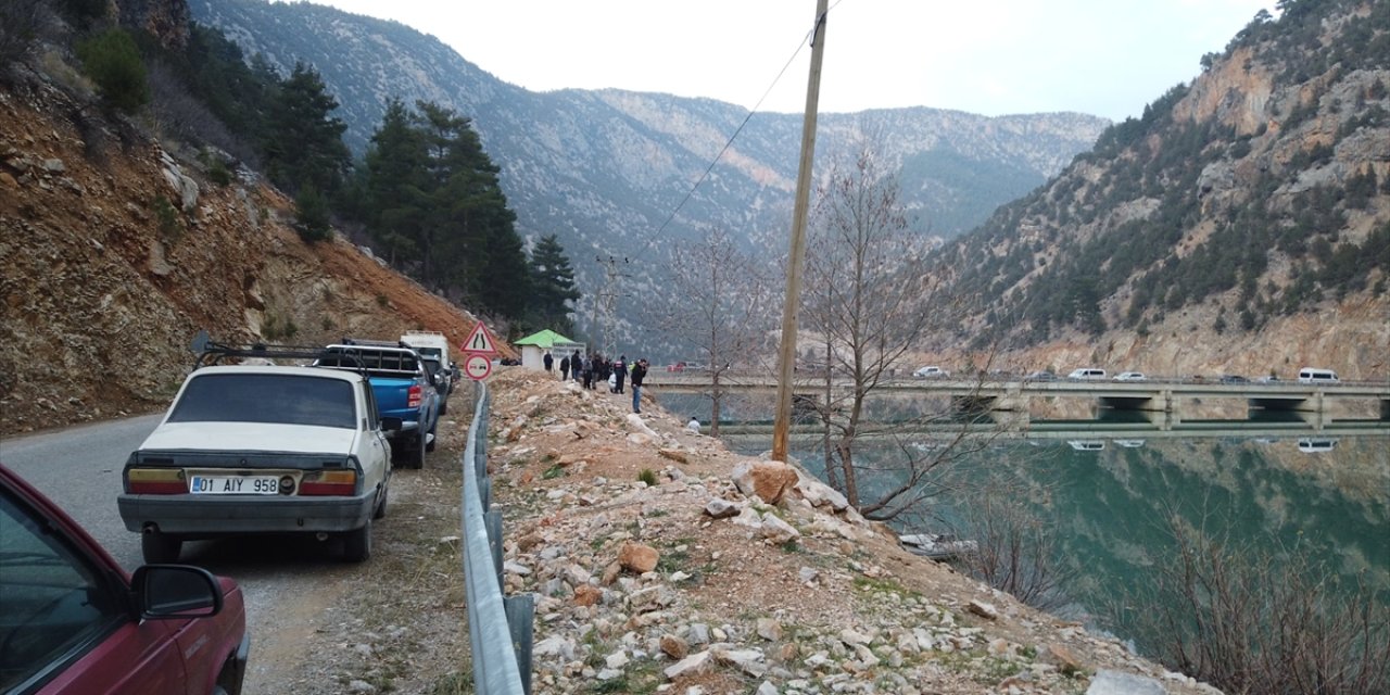 Adana'da içinde bir kişinin bulunduğu araç baraj gölüne düştü