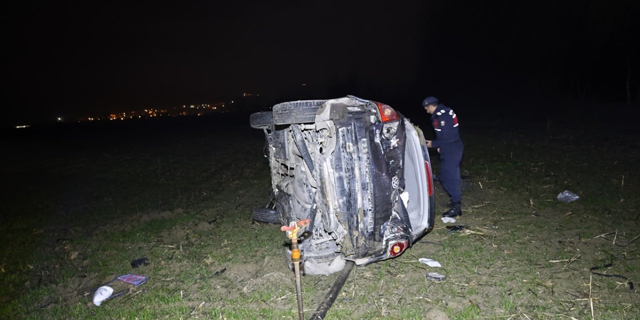 Bursa'da takla atan otomobildeki 3 kişi yaralandı