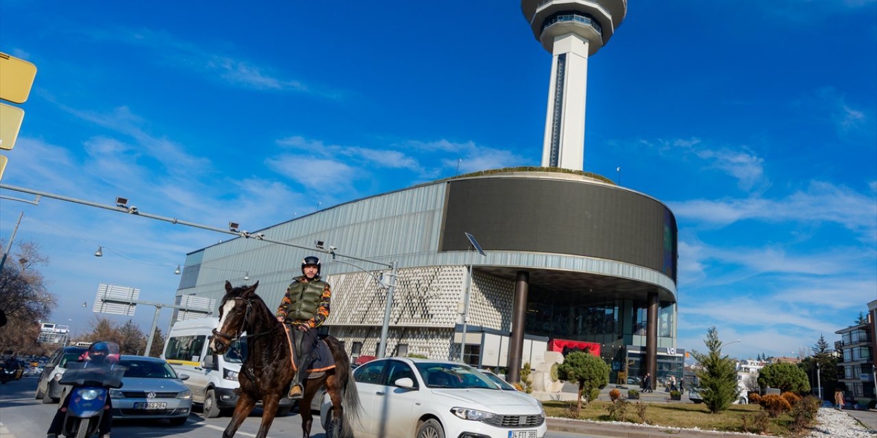 Başkent sokaklarında atı "Zeyno" ile dolaşan genç, biniciliği yaygınlaştırmak istiyor