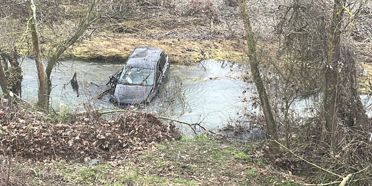 Çanakkale'de çaya düşen otomobildeki 1 kişi yaralandı, 1 kişi kayboldu