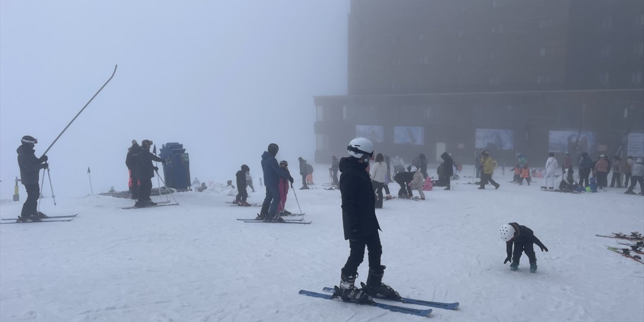 Kartalkaya'da kar ve sis altında kayak keyfi