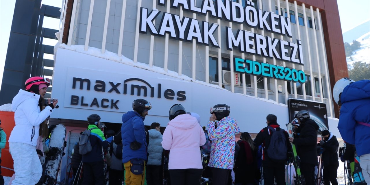 Palandöken'e gelen turistler, güneşli havada kayak yapmanın keyfini çıkardı