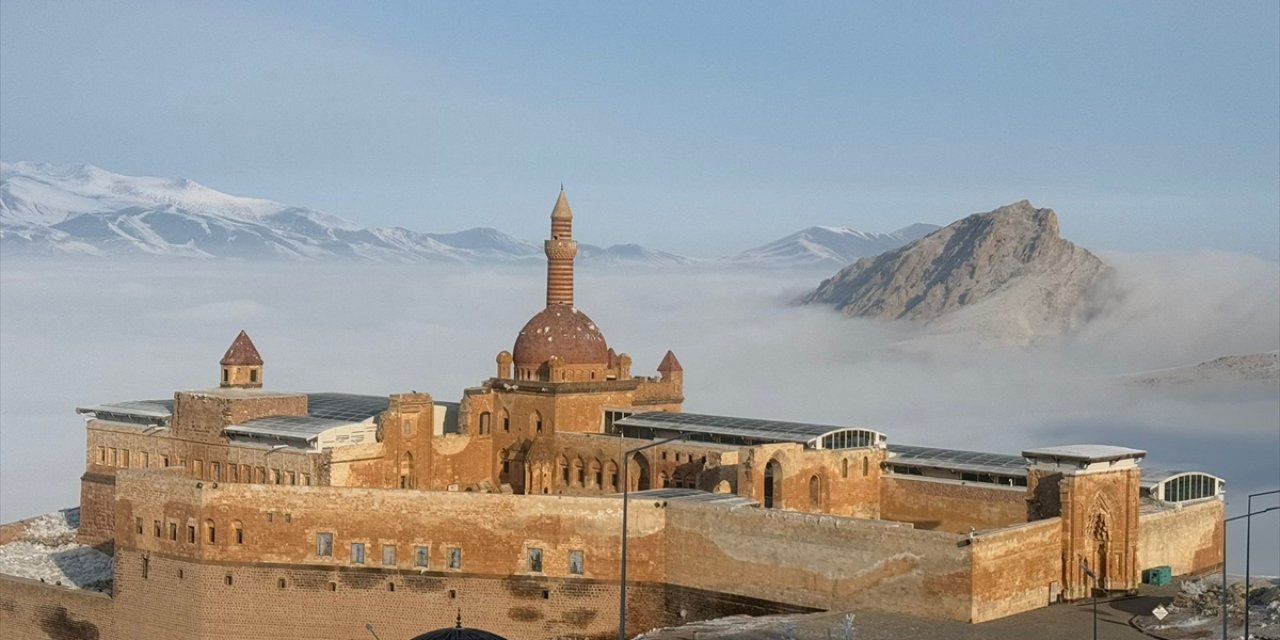 Ağrı'da tarihi İshak Paşa Sarayı ve çevresi sisle kaplandı