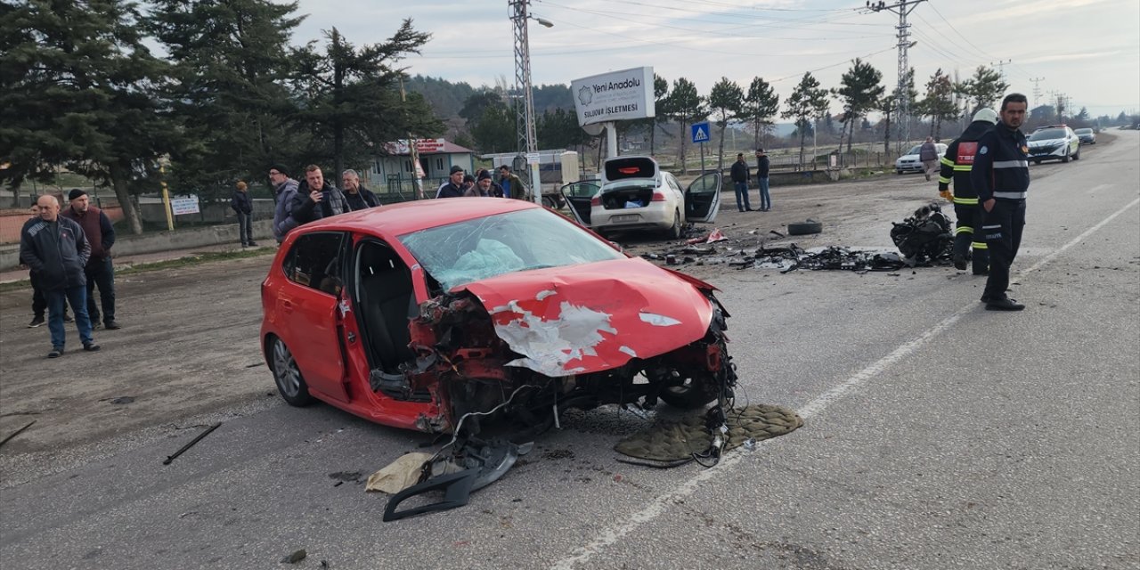 Amasya'da iki otomobilin karıştığı kazada 1'i ağır 6 kişi yaralandı