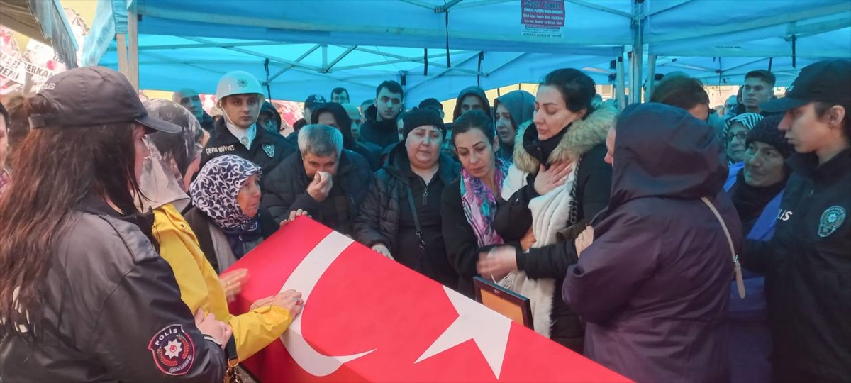 İstanbul'da motosiklet kazasında ölen polis memuru Çanakkale'de son yolculuğuna uğurlandı