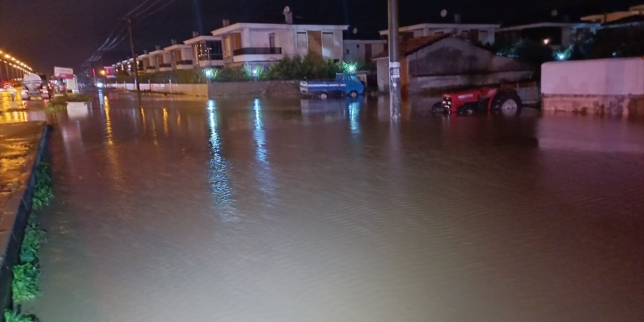 Balıkesir-Çanakkale kara yolu yağış ve yamaçlardan akan su nedeniyle kısmen kapandı