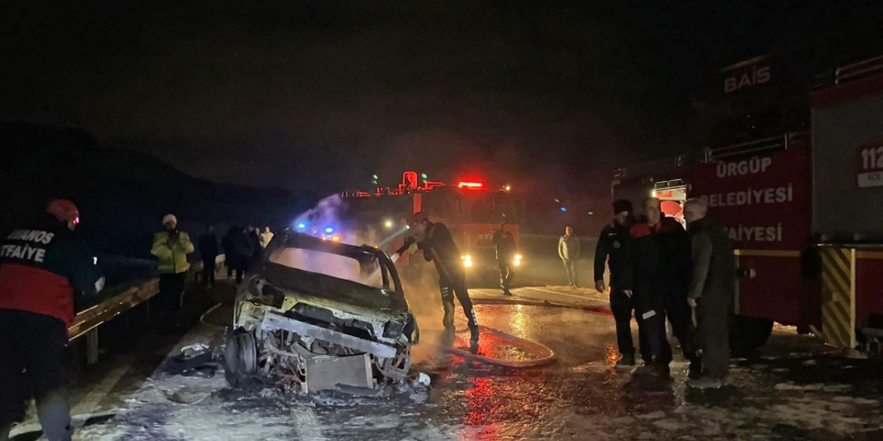 Nevşehir'de çarpışan motosiklet ile otomobilin alev aldığı kazada 2 kişi yaralandı