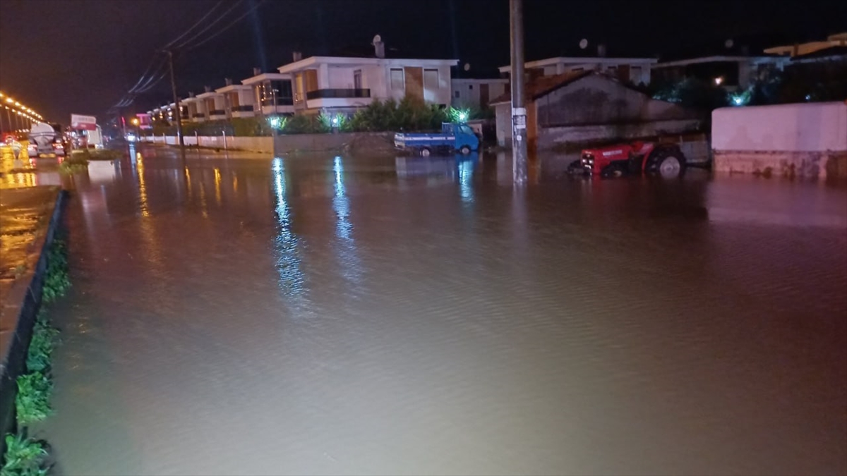 Balıkesir-Çanakkale kara yolu yağış ve yamaçlardan akan su nedeniyle kısmen kapandı