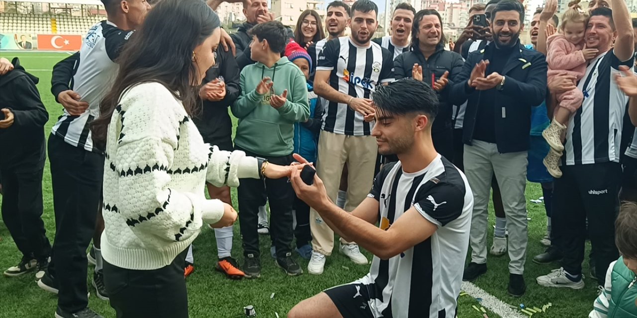 Adana'da amatör futbolcu yeşil sahada kız arkadaşına evlenme teklif etti