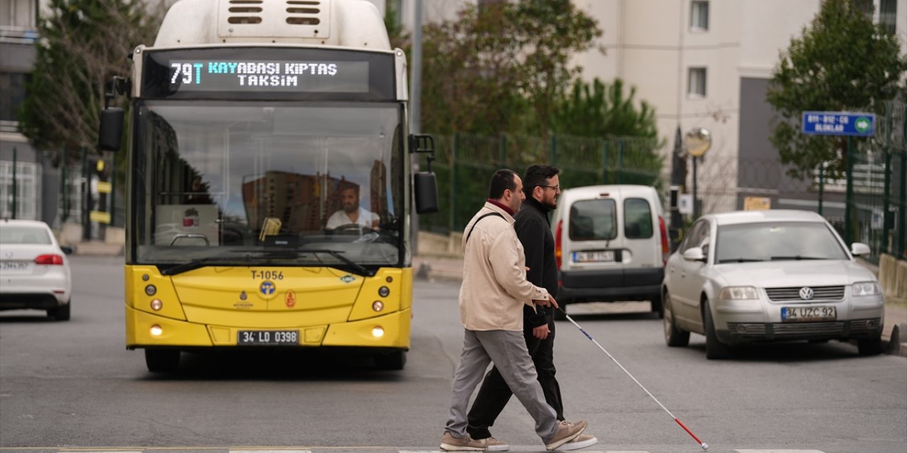 Görme engelli Serhat Esen, 3 yıldır tek başına kılavuz yol mücadelesi veriyor