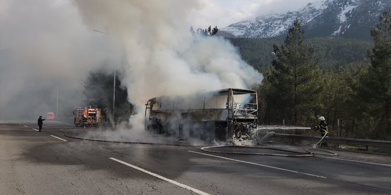 Adana'da seyir halindeki yolcu otobüsü yandı