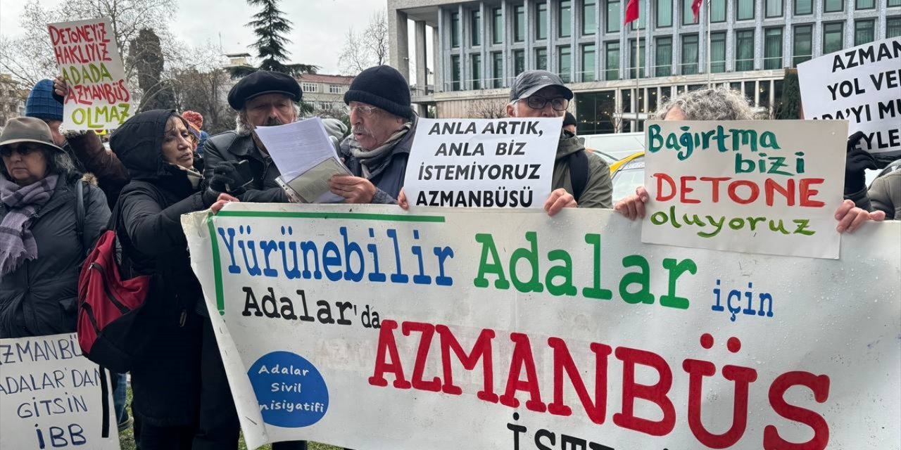 Ada halkından İBB binası önünde "azmanbüs" eylemi