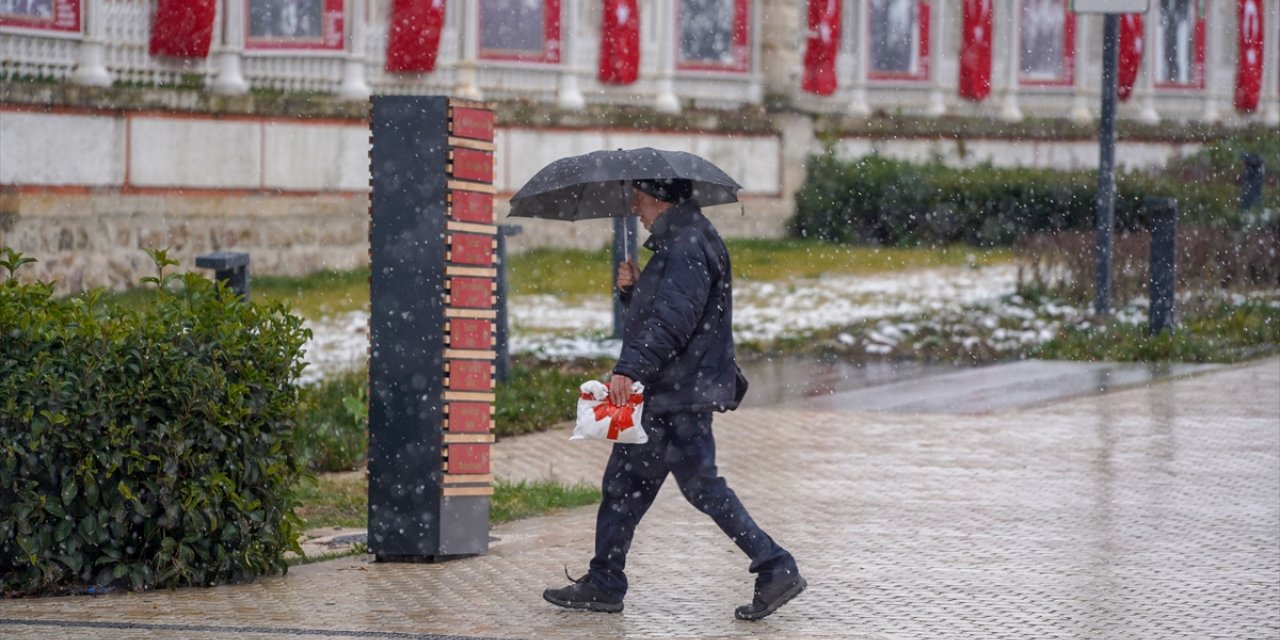 Edirne'de kar yağışı etkili oluyor