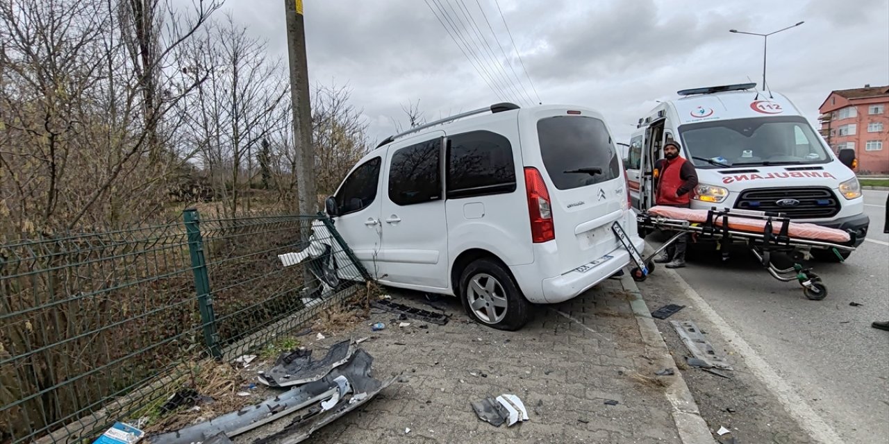 Samsun'da hafif ticari araç ile otomobilin çarpıştığı kazada 3 kişi yaralandı