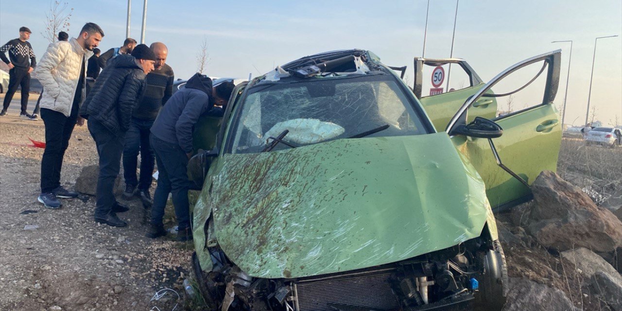 Diyarbakır'da takla atan otomobildeki 3 kişi ağır yaralandı