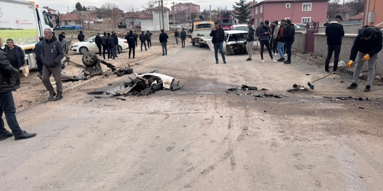 Kırşehir'de devrilen otomobilin sürücüsü ağır yaralandı