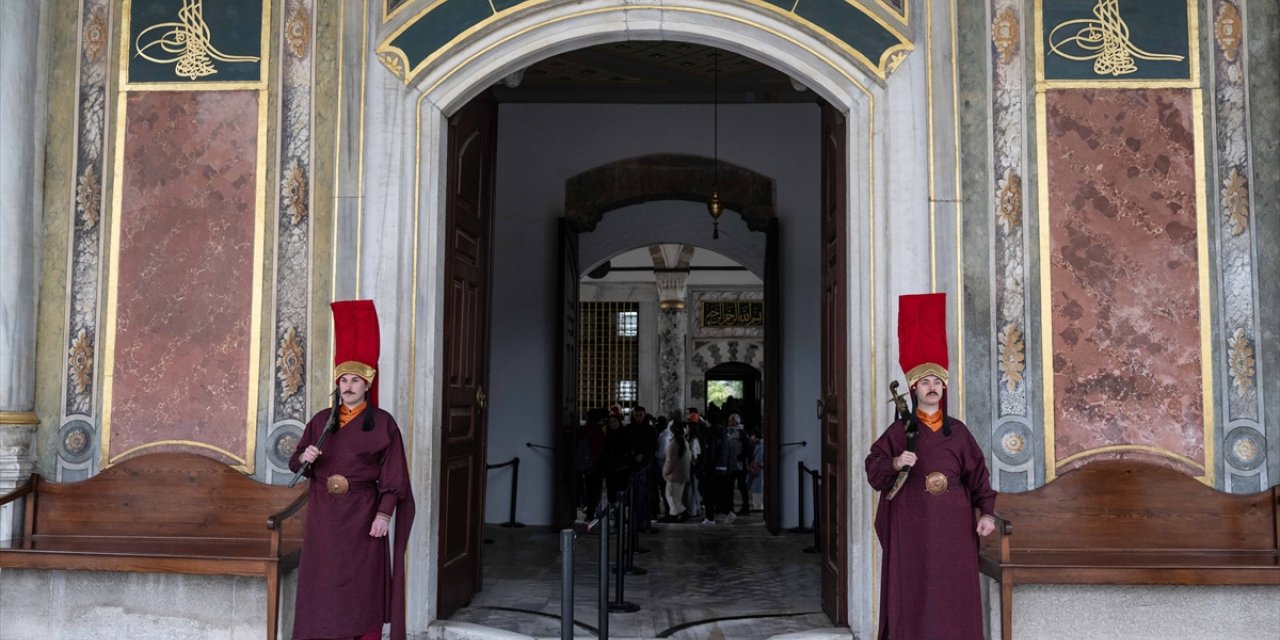 Topkapı Sarayı'nda jandarmalar "silahtar" kıyafetiyle nöbet tutuyor