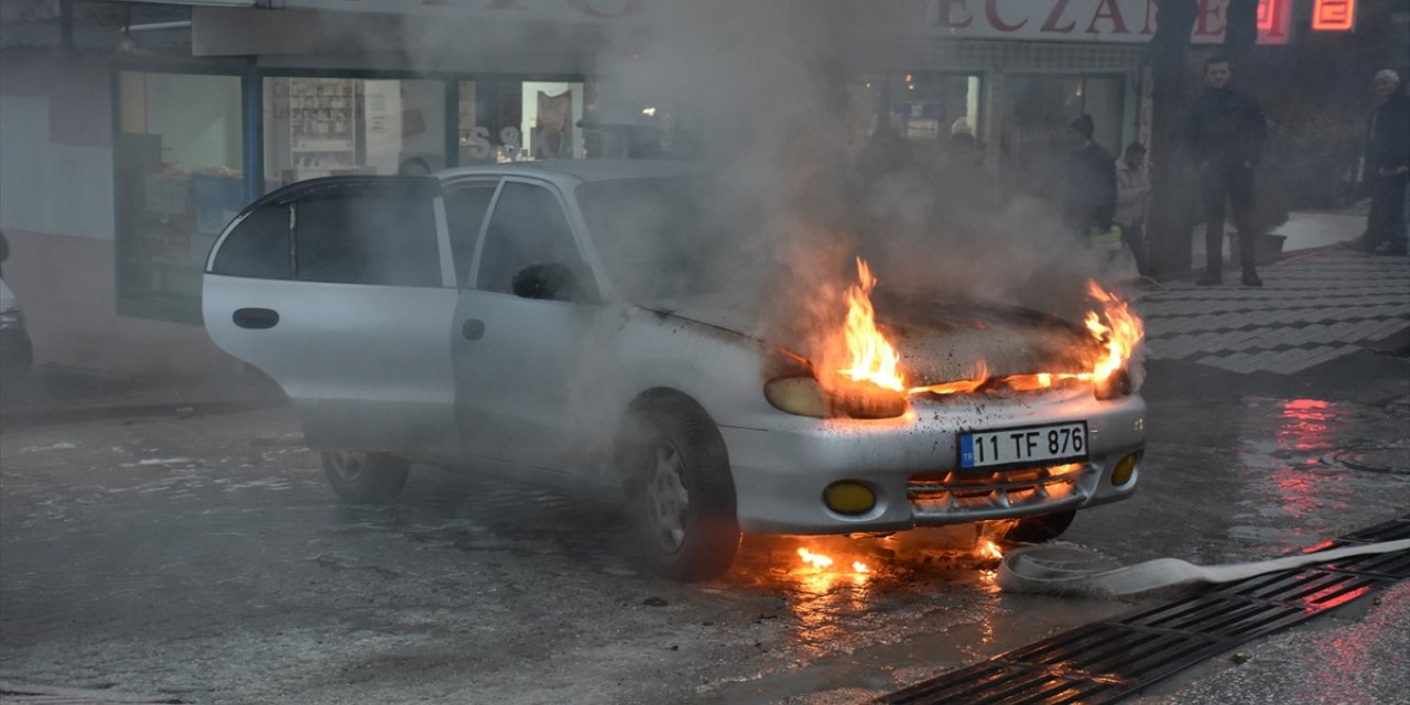 Bilecik'te seyir halindeyken yanan otomobil kullanılamaz hale geldi