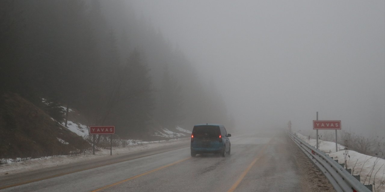 Ilgaz Dağı'nda kar yağışı ve sis etkili oluyor