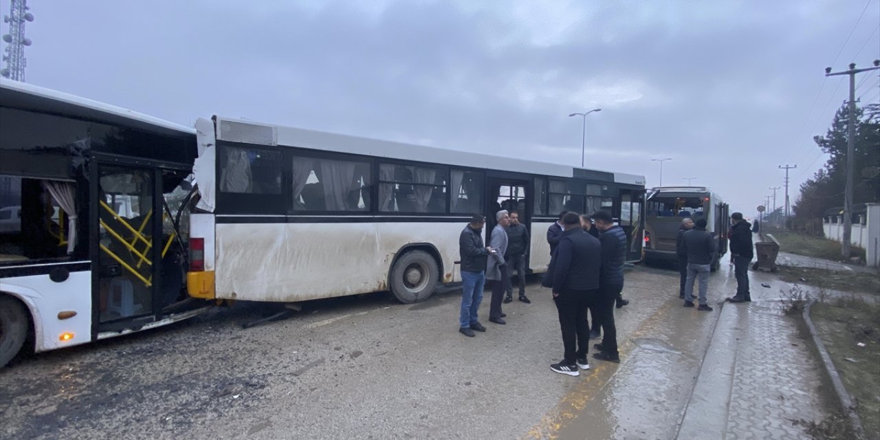 Ankara'da zincirleme trafik kazasında 26 kişi yaralandı