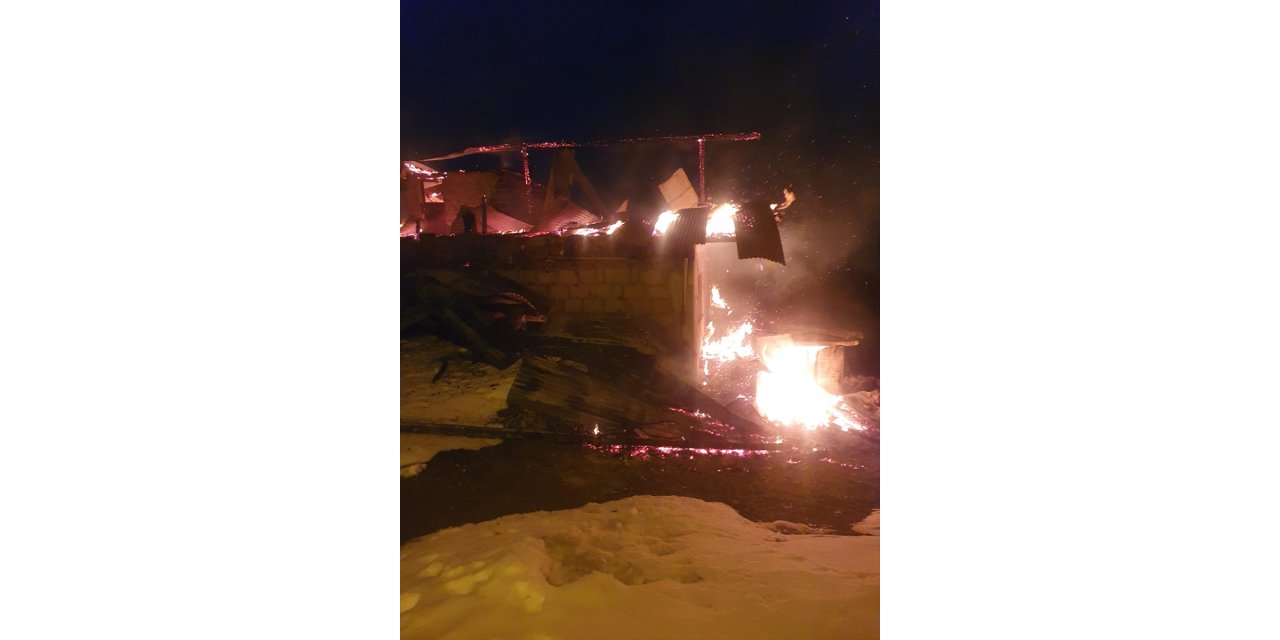 Erzurum'da yaşlı çiftin evi yangında kullanılamaz hale geldi