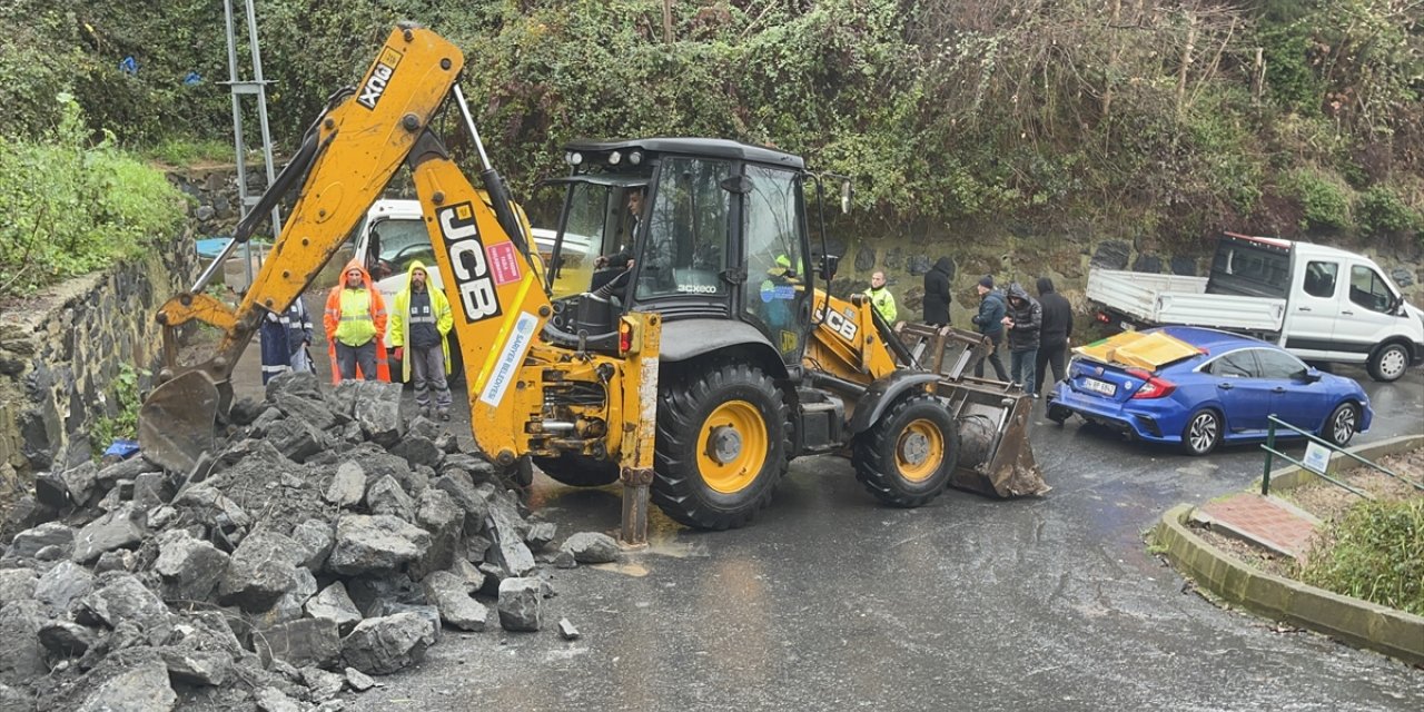 Sarıyer'de istinat duvarı otomobilin üzerine yıkıldı