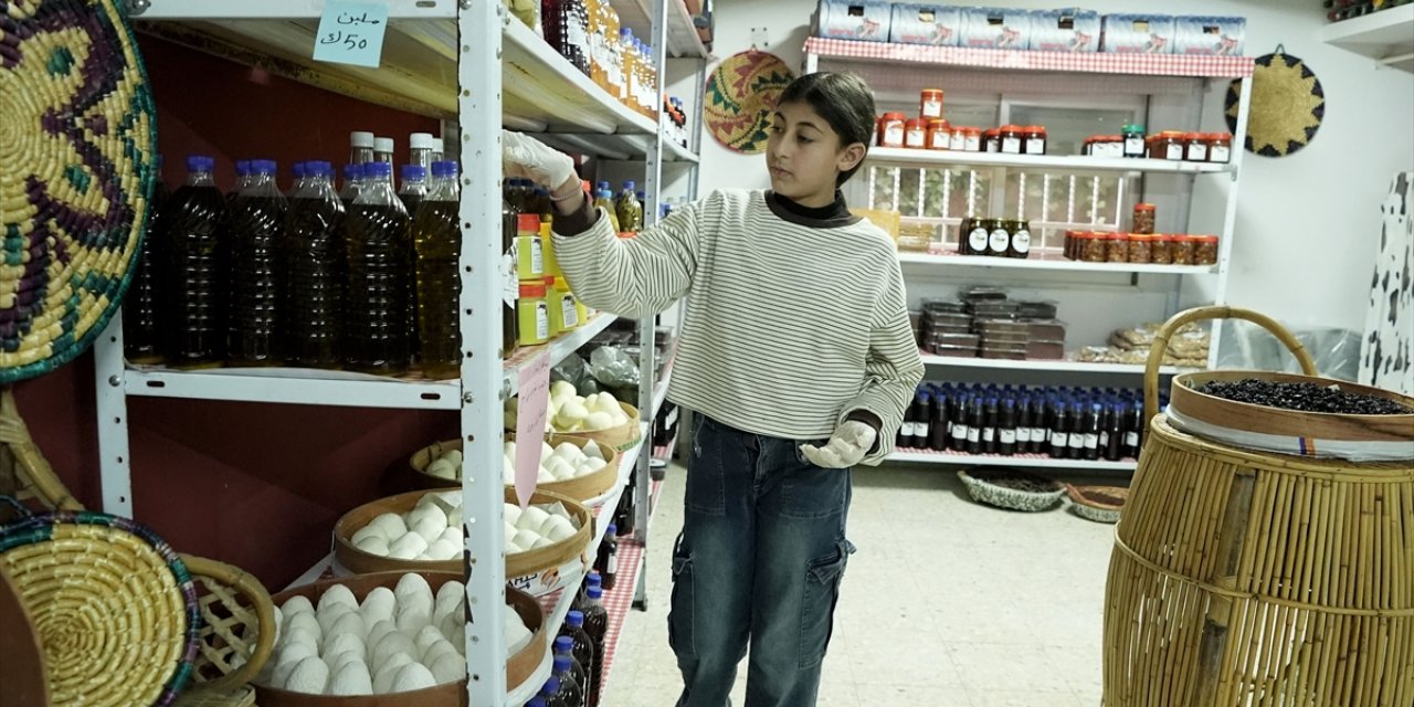 Besicilik yapan Filistinli kız çiftlik ürünlerini sosyal medyada pazarlayarak ailesine destek oluyor