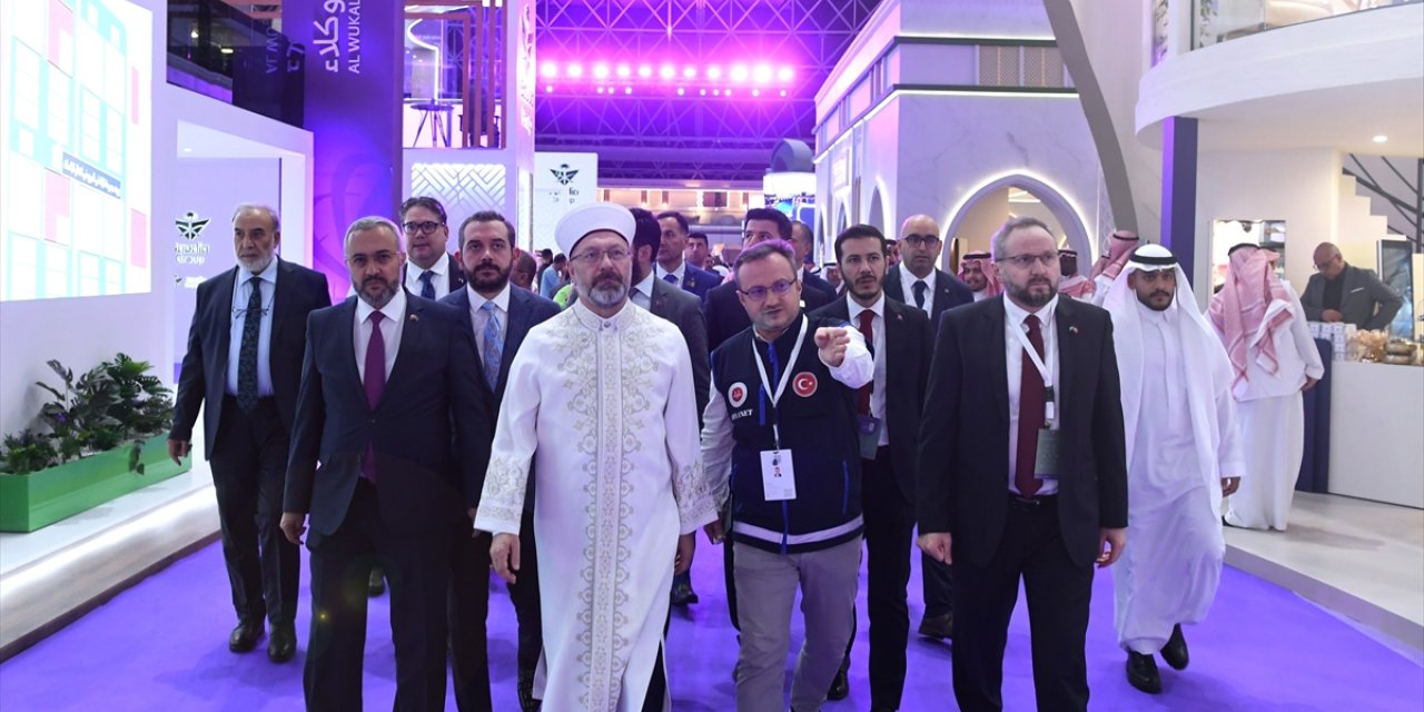 Diyanet İşleri Başkanı Erbaş, Hac ve Umre Hizmetleri Fuarı'nı ziyaret etti: