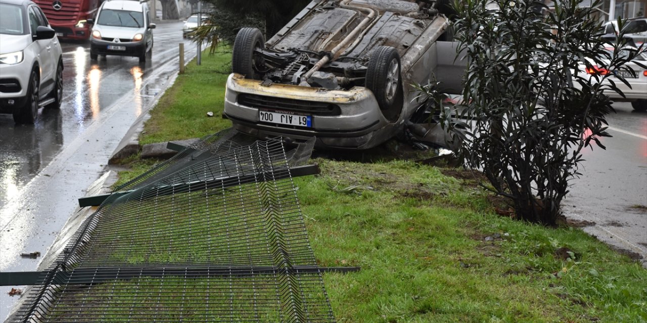 Trabzon'da devrilen otomobildeki 2 kişi yaralandı