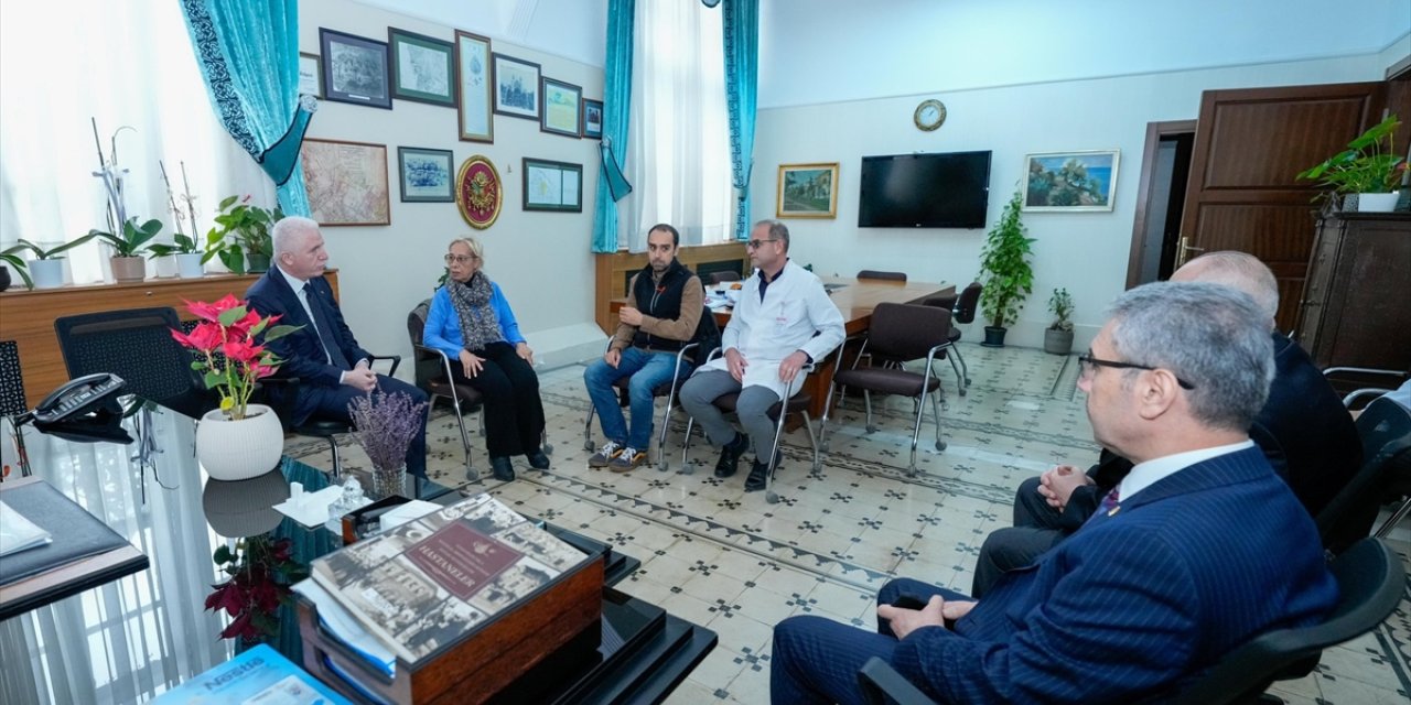 İstanbul Valisi Gül'den sanatçı Edip Akbayram'a hastanede ziyaret