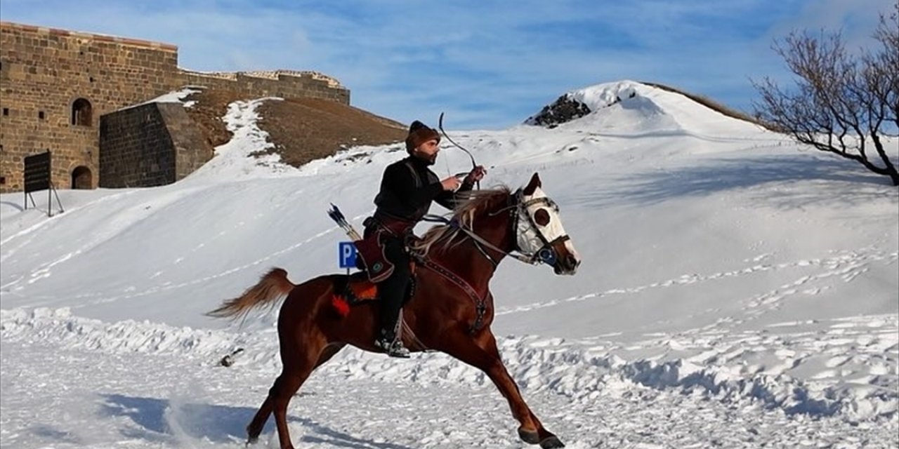 Erzurum'da aileler, tarihi Aziziye Tabyası'nda atlı kızak ve kayak yaptı, ok attı