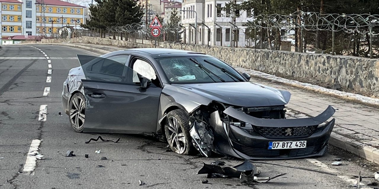 Kars'ta iki otomobilin çarpıştığı kazada 3 kişi yaralandı