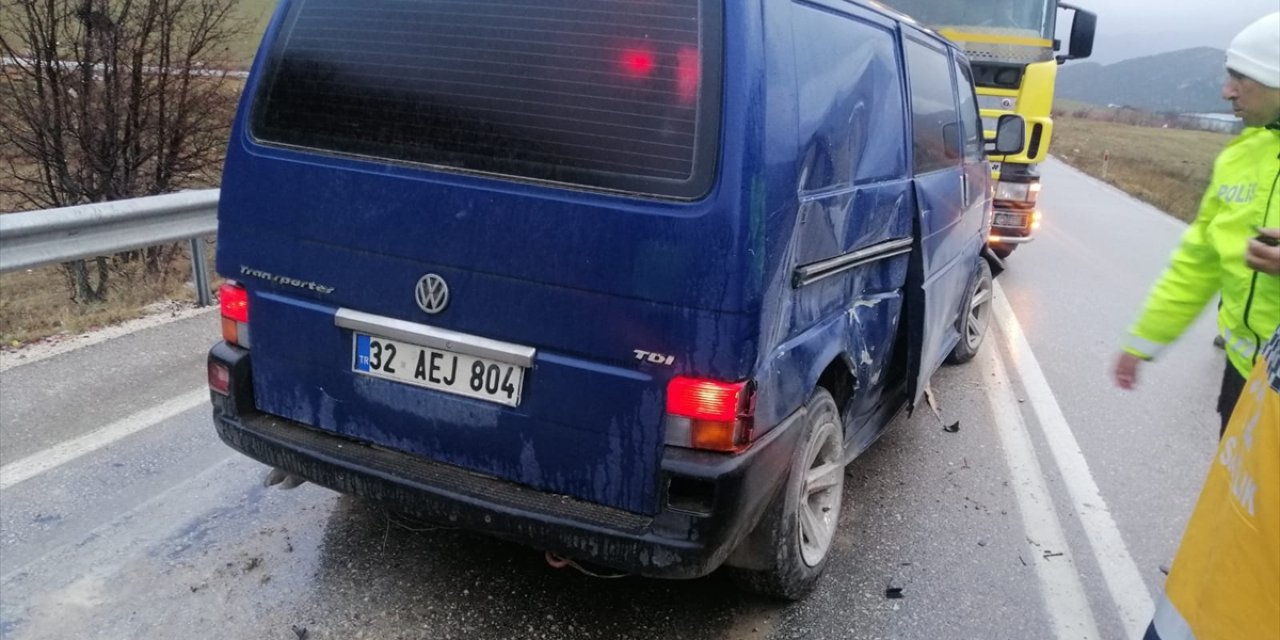 Isparta'da sivil polis aracı ile kamyonetin çarpıştığı kazada 2 polis memuru yaralandı