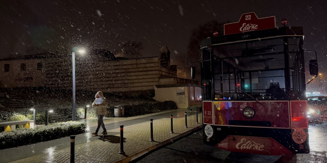 Edirne'de 4 gündür devam eden kar yağışının akşam saatlerinde etkisini yitirmesi bekleniyor