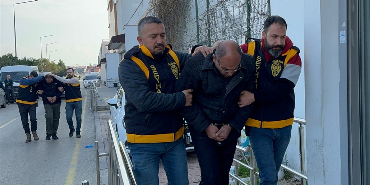 Adana'da evlerinde ruhsatsız 12 silah ele geçirilen 2 kardeş tutuklandı